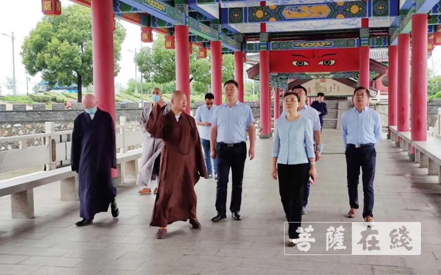 佛教-扬州市委统战部常务副部长吉琳一行前往高邮镇国寺调研指导