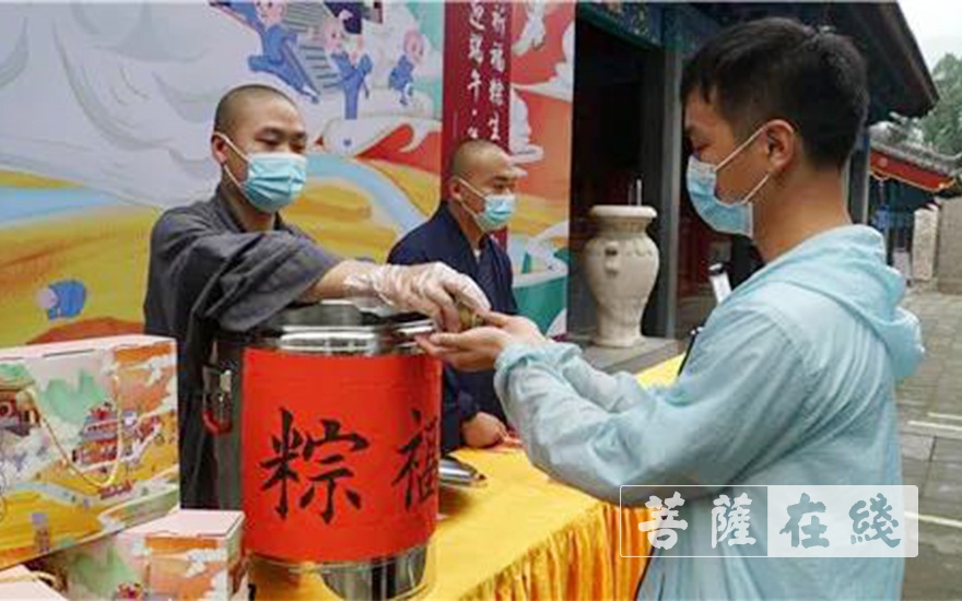 少林寺-嵩山少林寺于恢复开放首日为游客派发福粽