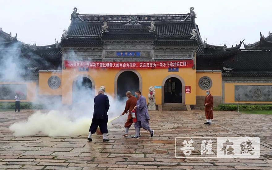 消防-泰州宗教活动场所消防应急救援演习活动在南山律寺举行
