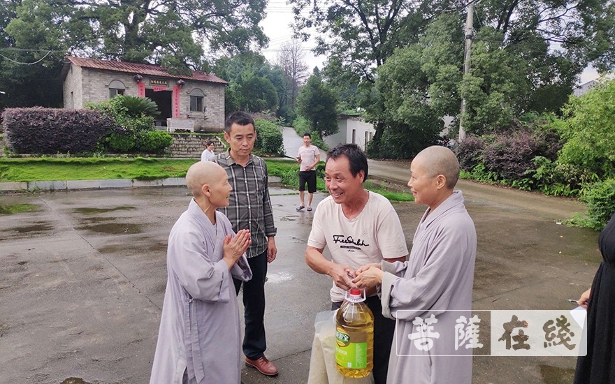 佛教-庐山市佛教协会会长能行法师端午前慰问困难群众