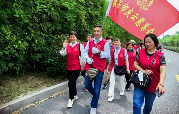 科学-泰兴市庆云慈善会科学放流白鲢夏花6263斤