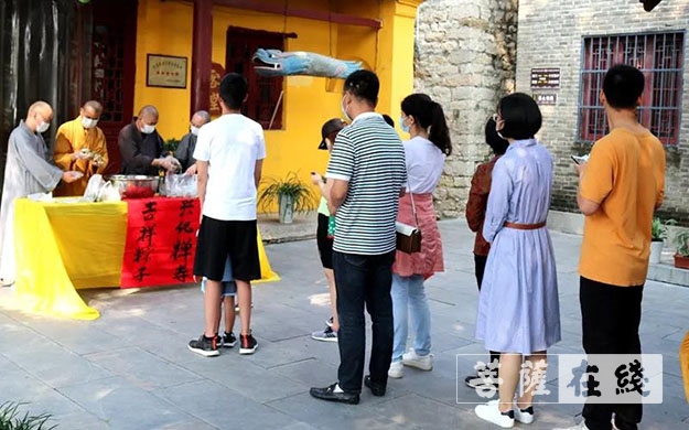 端午习俗-温情端午丨徐州兴化禅寺慰问环卫工人和托老服务社