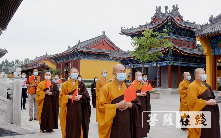 佛教-拳拳爱国心 浓浓赤子情 胶州慈云寺开放首日升国旗