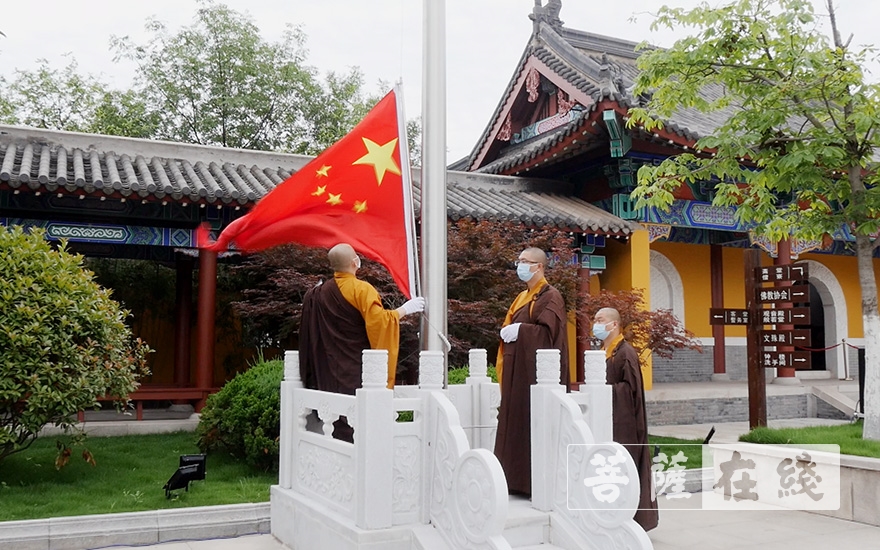 佛教-拳拳爱国心 浓浓赤子情 胶州慈云寺开放首日升国旗