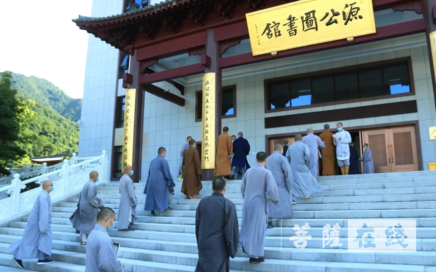 佛教-云门寺开放首日升国旗暨广东佛学院云门学院复课