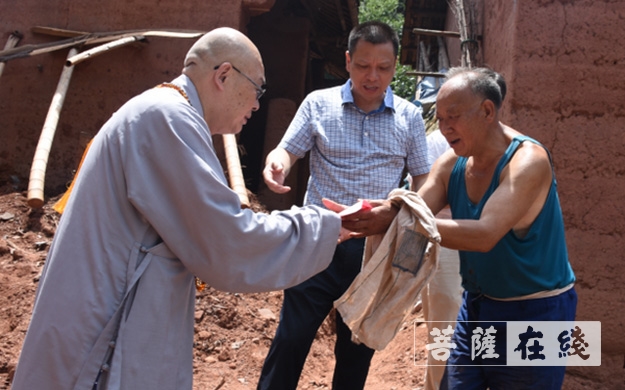 湖南佛教界前往衡阳受洪涝灾害等地帮扶受灾群众