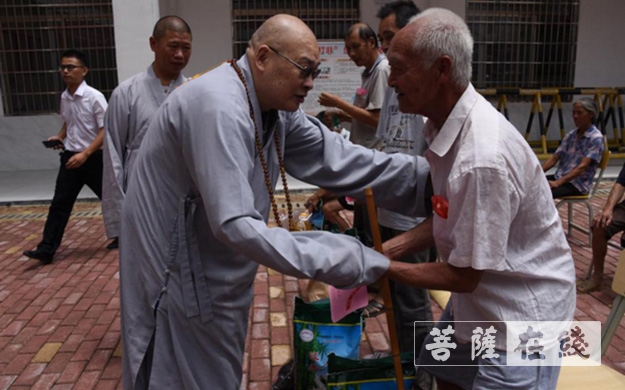 湖南佛教界前往衡阳受洪涝灾害等地帮扶受灾群众
