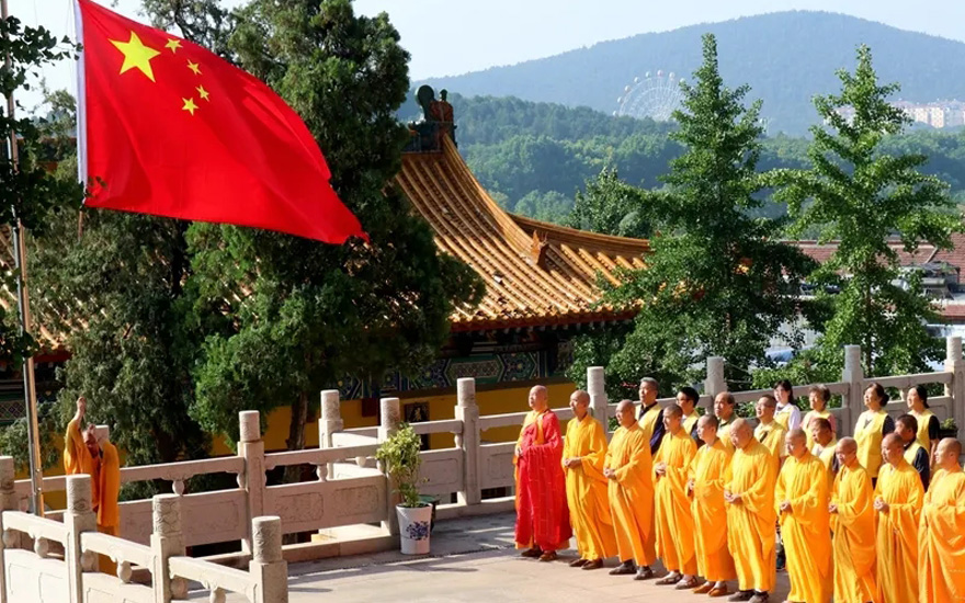升旗仪式-徐州兴化寺举行升国旗仪式 庆祝中国共产党建党99周年