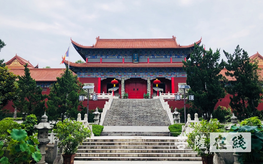 佛教-合肥开福寺恢复开放首日举行升国旗仪式
