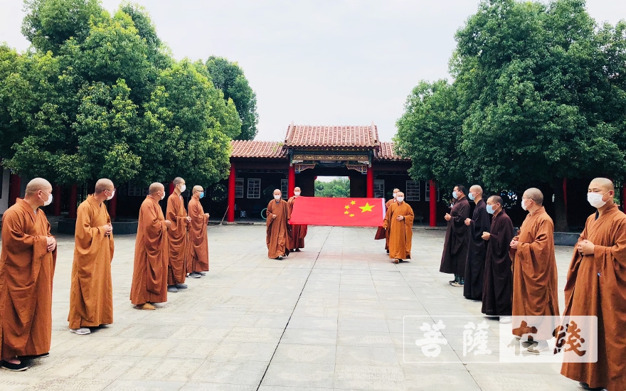 佛教-合肥开福寺恢复开放首日举行升国旗仪式