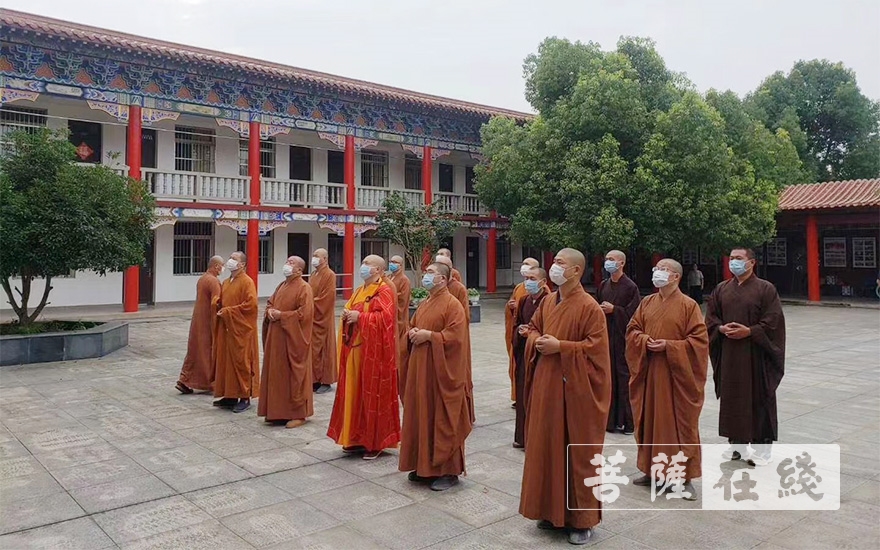 佛教-合肥开福寺恢复开放首日举行升国旗仪式