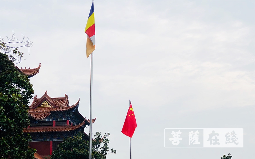 佛教-合肥开福寺恢复开放首日举行升国旗仪式