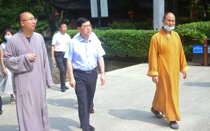 疫情-江苏省民宗委副主任朱亚文一行检查栖霞古寺安全生产专项整治及疫情防控工作