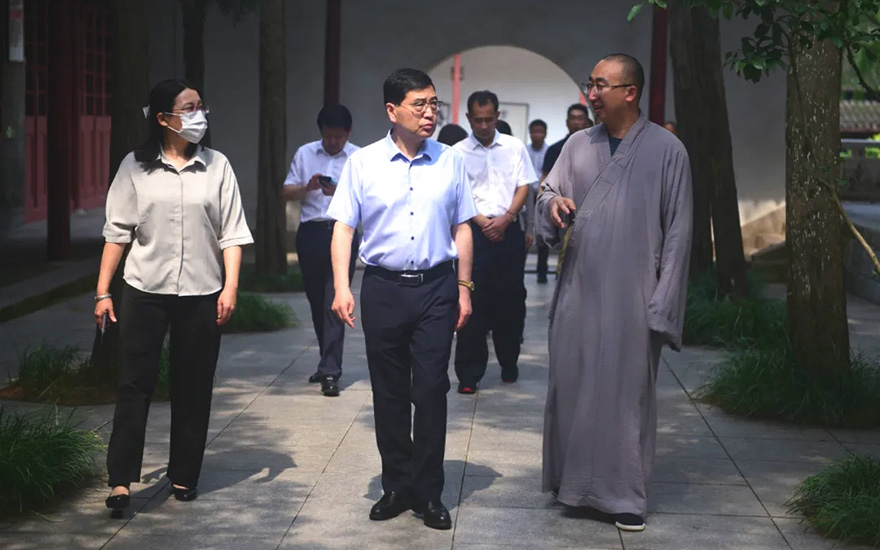 疫情-江苏省民宗委副主任朱亚文一行检查栖霞古寺安全生产专项整治及疫情防控工作