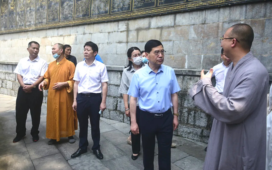 疫情-江苏省民宗委副主任朱亚文一行检查栖霞古寺安全生产专项整治及疫情防控工作