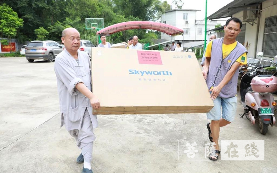 正能量-广西龙华古寺在金垌村开展扶贫捐赠活动