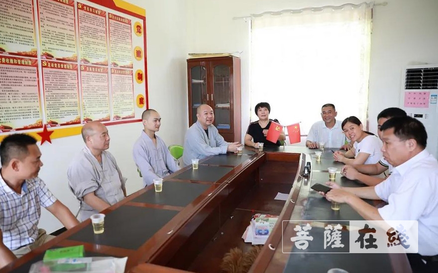 正能量-广西龙华古寺在金垌村开展扶贫捐赠活动