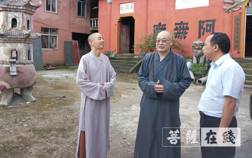佛教-圣辉法师看望莲华寺收养救助的弃婴