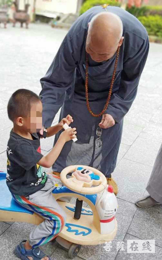 佛教-圣辉法师看望莲华寺收养救助的弃婴