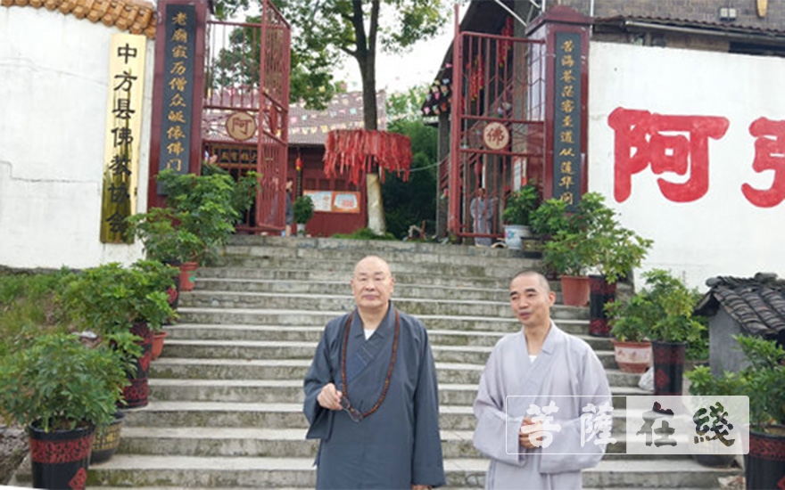 佛教-圣辉法师看望莲华寺收养救助的弃婴