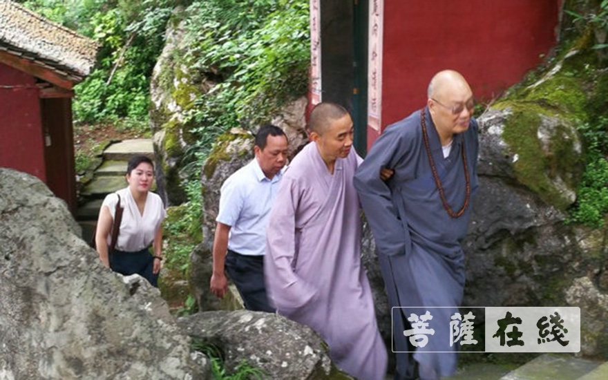 佛教-圣辉法师看望莲华寺收养救助的弃婴