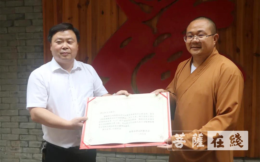 佛教-湖南怀化佛教普济会联合大兴禅寺向洪江区捐助救灾物资