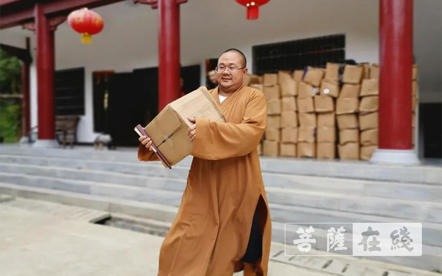 佛教-湖南怀化佛教普济会联合大兴禅寺向洪江区捐助救灾物资