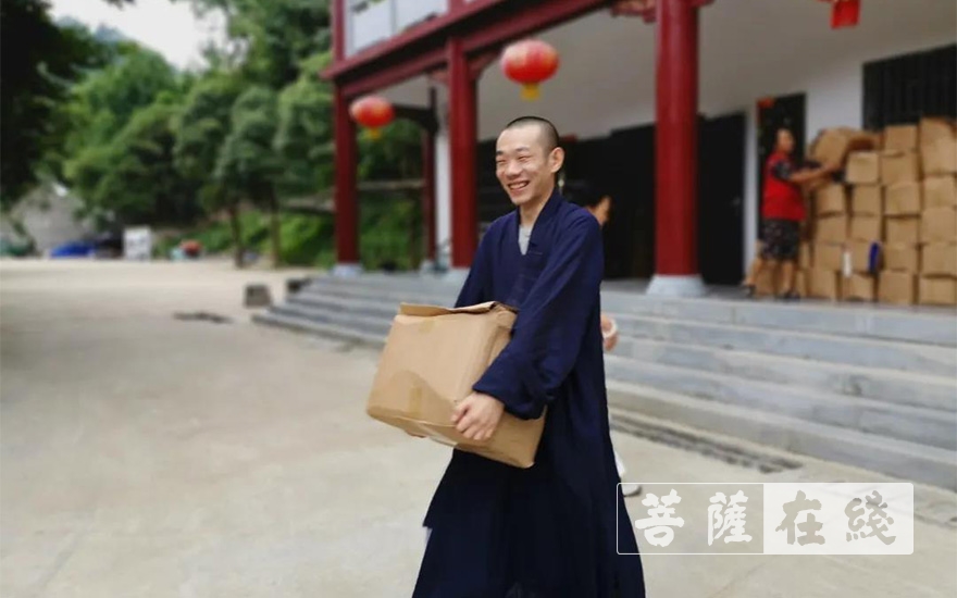 佛教-湖南怀化佛教普济会联合大兴禅寺向洪江区捐助救灾物资