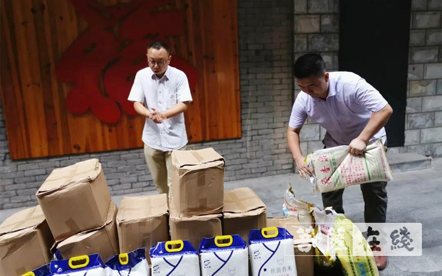 佛教-湖南怀化佛教普济会联合大兴禅寺向洪江区捐助救灾物资