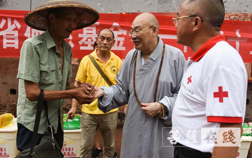 凤凰-圣辉大和尚到达凤凰灾区，开展帮扶、捐赠活动
