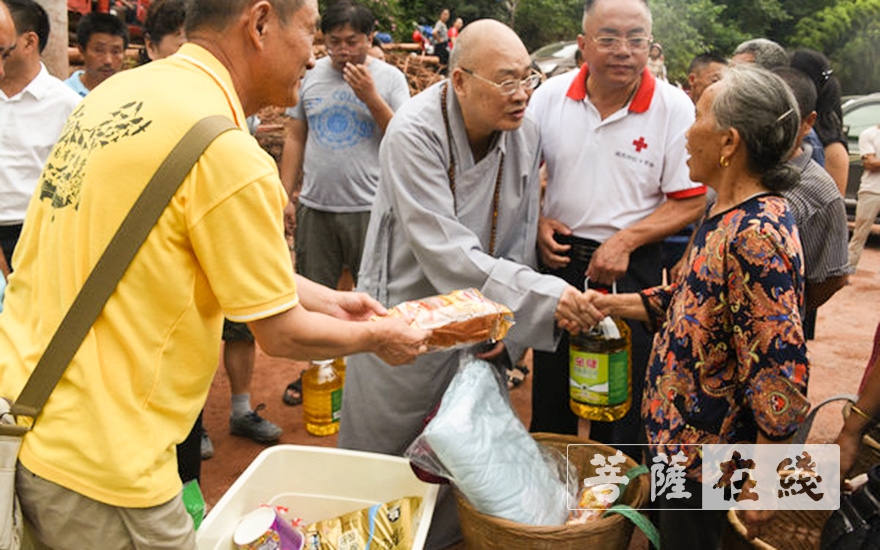 凤凰-圣辉大和尚到达凤凰灾区，开展帮扶、捐赠活动