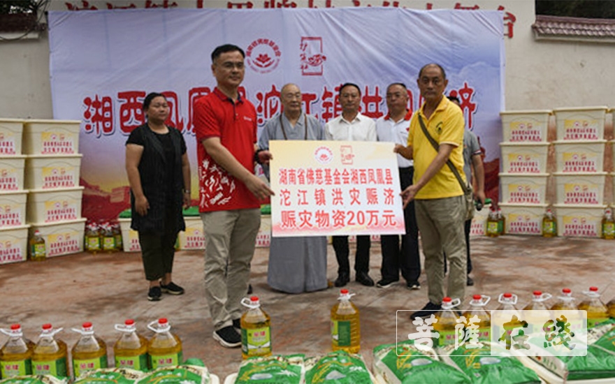 凤凰-圣辉大和尚到达凤凰灾区，开展帮扶、捐赠活动