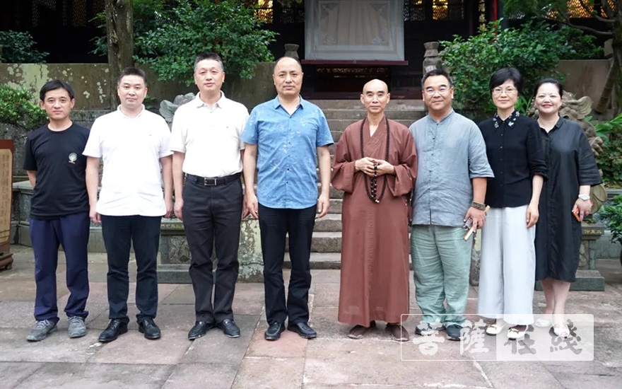 时政-浙江省民宗委副主任钟新章一行走访调研天童禅寺