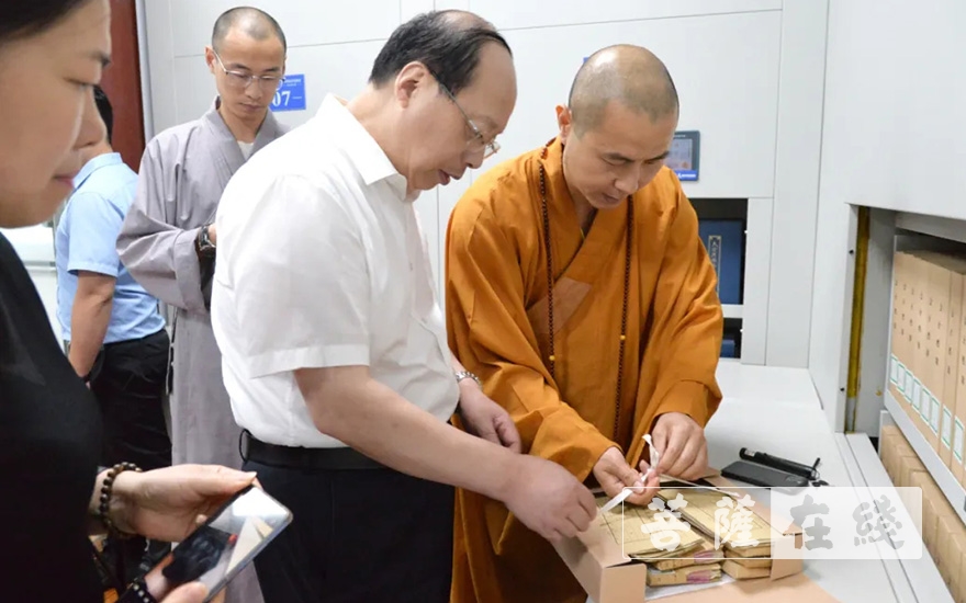 开原-江苏省档案馆馆长陈向阳一行调研开原寺档案工作