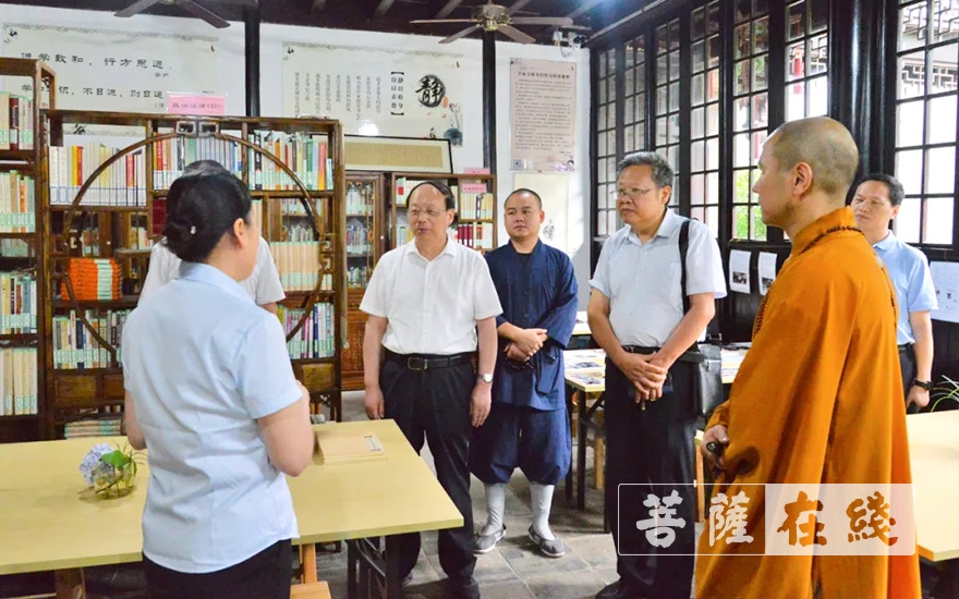 开原-江苏省档案馆馆长陈向阳一行调研开原寺档案工作