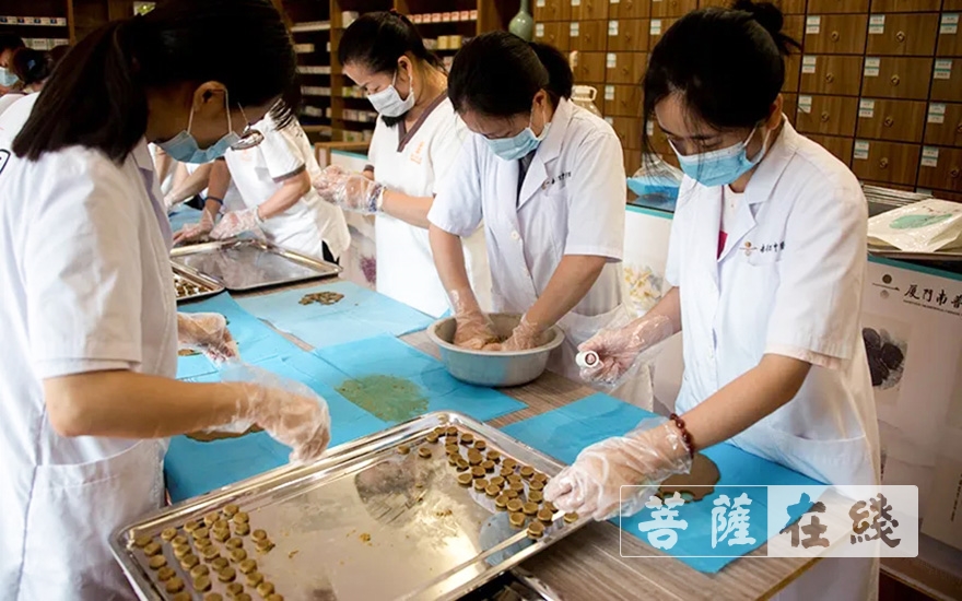 南普陀寺-福建厦门南普陀寺慈善会开启“爱心厦门·健康先行”三伏贴义诊