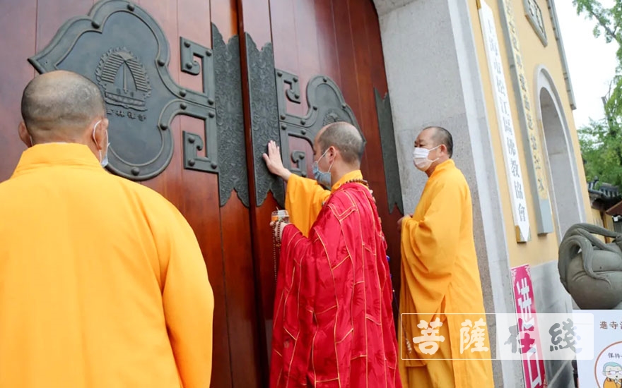 疫情-上海西林禅寺恢复开放首日全力落实疫情防控措施