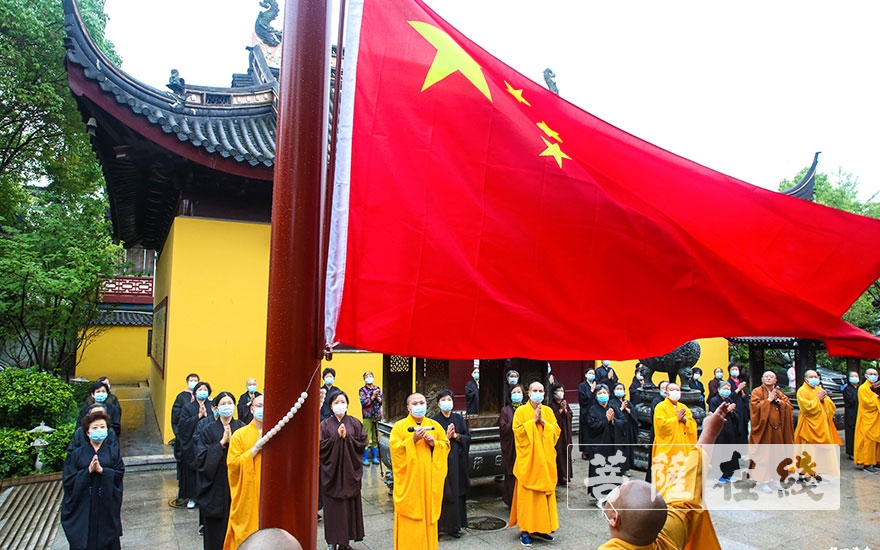 福田-上海福田净寺开放首日举行升国旗仪式