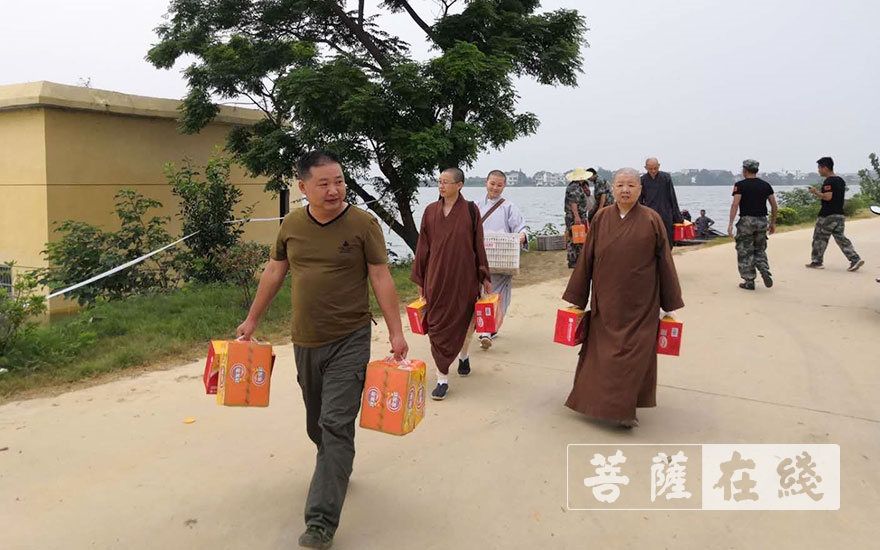 佛教-庐山市佛教协会慰问一线抗洪官兵干部