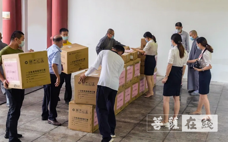 置业公司-珠海红湾亿豪置业有限公司向珠海普陀寺捐赠一批爱心物资