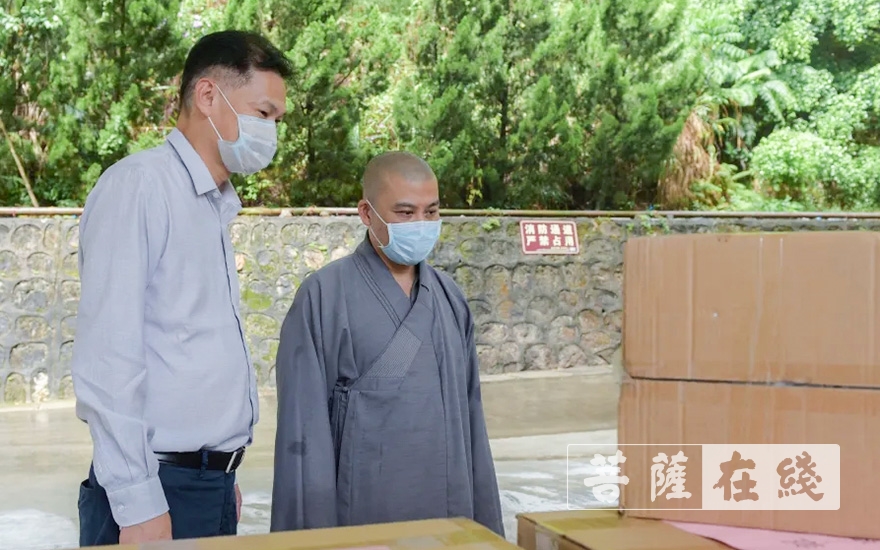 置业公司-珠海红湾亿豪置业有限公司向珠海普陀寺捐赠一批爱心物资