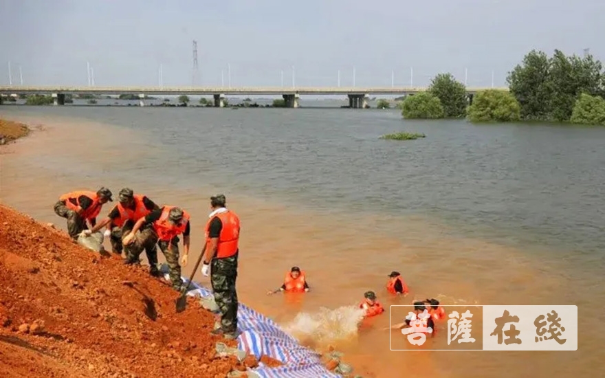佛教-真如禅寺方丈纯闻大和尚率永修县佛协一行慰问抗洪官兵