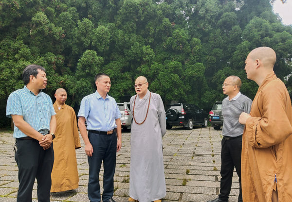圣辉大和尚赴南岳考察调研佛教工作