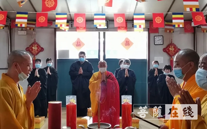 上海省殿禅寺恢复开放首日举行升国旗仪式