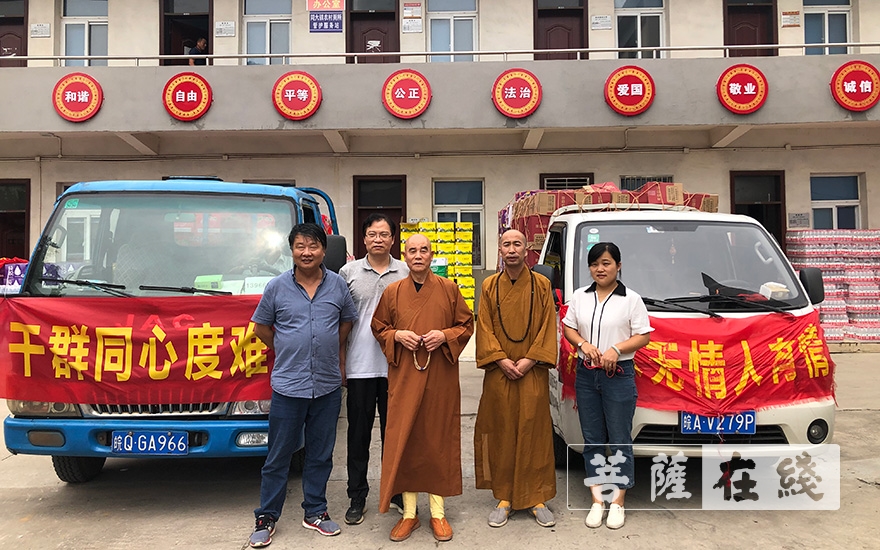 抗洪抢险-合肥庐江县庆复禅寺原方丈慧庆法师为一线抗洪抢险人员送去生活慰问物资