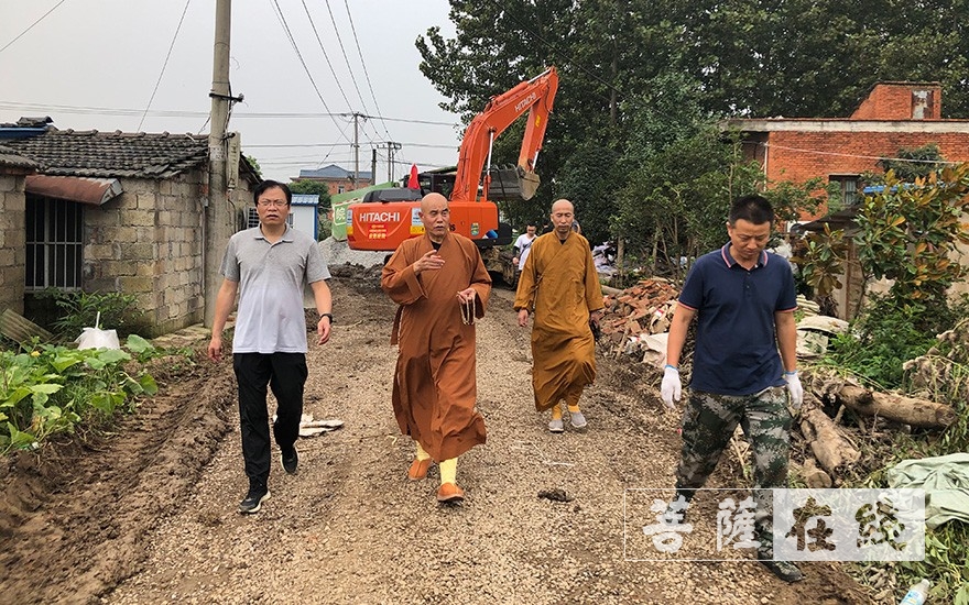 抗洪抢险-合肥庐江县庆复禅寺原方丈慧庆法师为一线抗洪抢险人员送去生活慰问物资
