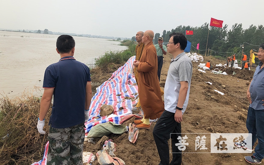 抗洪抢险-合肥庐江县庆复禅寺原方丈慧庆法师为一线抗洪抢险人员送去生活慰问物资