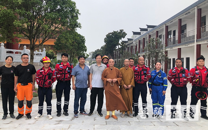 抗洪抢险-合肥庐江县庆复禅寺原方丈慧庆法师为一线抗洪抢险人员送去生活慰问物资