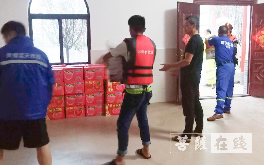 抗洪抢险-合肥庐江县庆复禅寺原方丈慧庆法师为一线抗洪抢险人员送去生活慰问物资