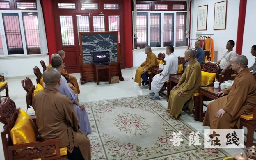 佛教-庆八一建军节 青岛市佛教界举行爱国主义教育观影活动